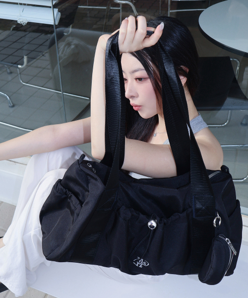 MASMARULEZ（マスマルールズ）の「[INT][POUCH SET] glossy shoulder duffel bag _ Black（ボストンバッグ・レディース・その他・FREE）」の2枚目の写真