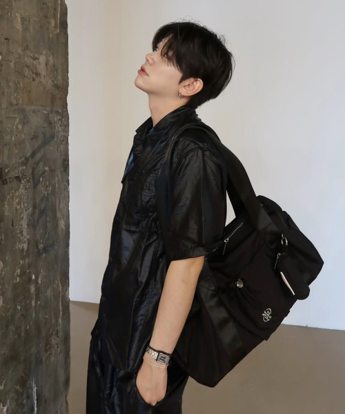 MASMARULEZ（マスマルールズ）の「[INT][POUCH SET] glossy shoulder duffel bag _ Black（ボストンバッグ・レディース・その他・FREE）」の3枚目の写真