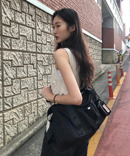 MASMARULEZ（マスマルールズ）の「[INT][POUCH SET] glossy shoulder duffel bag _ Black（ボストンバッグ・レディース・その他・FREE）」の6枚目の写真