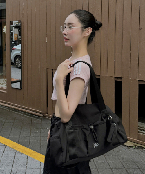 MASMARULEZ（マスマルールズ）の「[INT][POUCH SET] glossy shoulder duffel bag _ Black（ボストンバッグ・レディース・その他・FREE）」の7枚目の写真