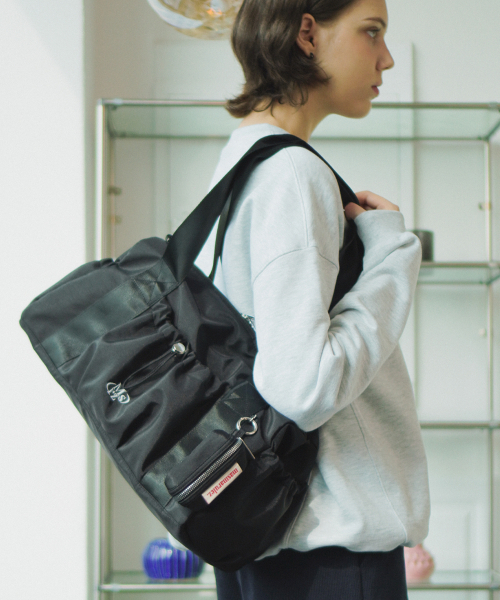 MASMARULEZ（マスマルールズ）の「[INT][POUCH SET] glossy shoulder duffel bag _ Black（ボストンバッグ・レディース・その他・FREE）」の9枚目の写真