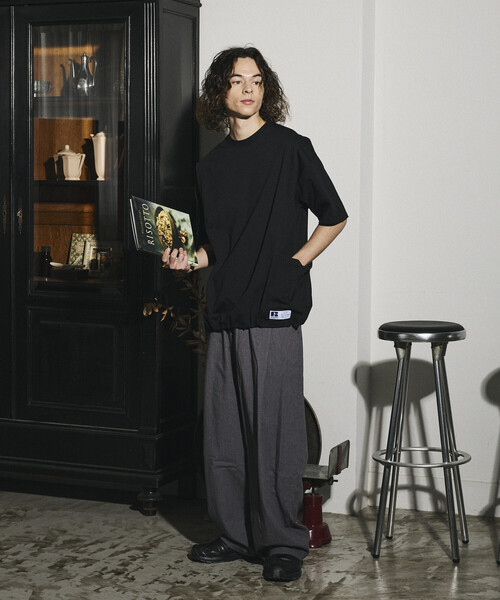 Russell Athletic(ラッセルアスレティック)の「限定展開 RUSSELL ATHLETIC×FREAK'S STORE ラッセル アスレチック 別注 ビッグシルエット ヘムコード サイドポケット Tシャツ(Tシャツ/カットソー・メンズ・ホワイト/ブラック/グレイッシュベージュ/スミクロ・LARGE/MEDIUM/SMALL)」の13枚目の写真
