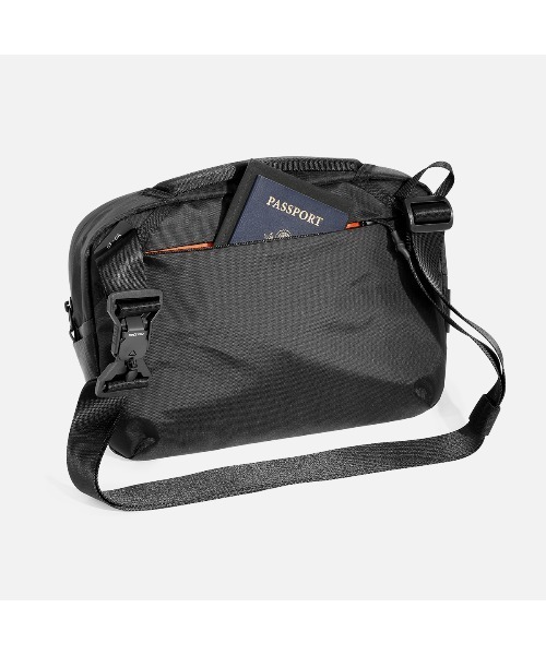 Aer（エアー）の「AER　Day Sling 4 Max X-Pac　/　AER-29074（ショルダーバッグ・メンズ・ブラック・FREE）」の9枚目の写真