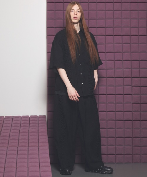 MAISON SPECIAL(メゾンスペシャル)の「《UNISEX》Gathered Ruffle Switching Prime-Over Short Sleeve Shirt/フリルギャザー切替プライムオーバーショートスリーブシャツ【MAISON SPECIAL/メゾンスペシャル】■セットアップ対応■(シャツ/ブラウス・メンズ・ブラック/アイボリー・2/1/0)」の10枚目の写真