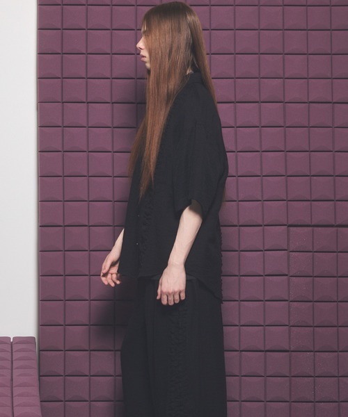 MAISON SPECIAL(メゾンスペシャル)の「《UNISEX》Gathered Ruffle Switching Prime-Over Short Sleeve Shirt/フリルギャザー切替プライムオーバーショートスリーブシャツ【MAISON SPECIAL/メゾンスペシャル】■セットアップ対応■(シャツ/ブラウス・メンズ・ブラック/アイボリー・2/1/0)」の16枚目の写真