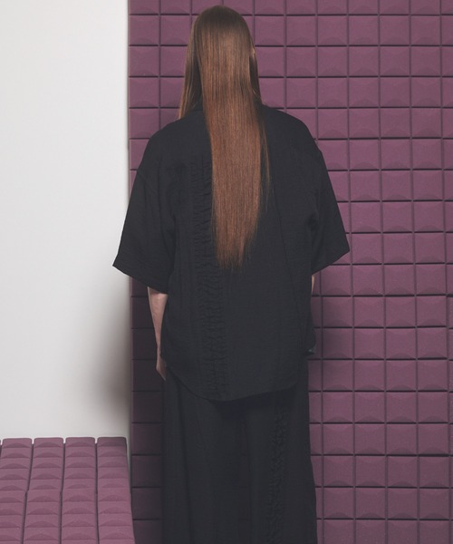 MAISON SPECIAL(メゾンスペシャル)の「《UNISEX》Gathered Ruffle Switching Prime-Over Short Sleeve Shirt/フリルギャザー切替プライムオーバーショートスリーブシャツ【MAISON SPECIAL/メゾンスペシャル】■セットアップ対応■(シャツ/ブラウス・メンズ・ブラック/アイボリー・2/1/0)」の17枚目の写真