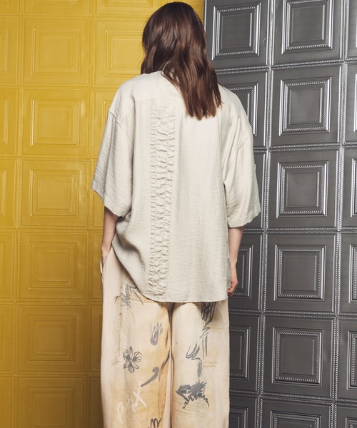 MAISON SPECIAL(メゾンスペシャル)の「《UNISEX》Gathered Ruffle Switching Prime-Over Short Sleeve Shirt/フリルギャザー切替プライムオーバーショートスリーブシャツ【MAISON SPECIAL/メゾンスペシャル】■セットアップ対応■(シャツ/ブラウス・メンズ・ブラック/アイボリー・2/1/0)」の13枚目の写真