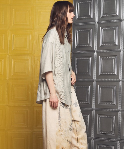 MAISON SPECIAL(メゾンスペシャル)の「《UNISEX》Gathered Ruffle Switching Prime-Over Short Sleeve Shirt/フリルギャザー切替プライムオーバーショートスリーブシャツ【MAISON SPECIAL/メゾンスペシャル】■セットアップ対応■(シャツ/ブラウス・メンズ・ブラック/アイボリー・2/1/0)」の12枚目の写真