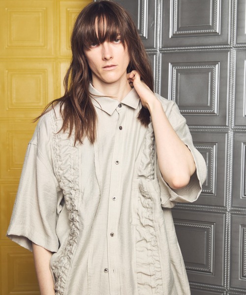 MAISON SPECIAL(メゾンスペシャル)の「《UNISEX》Gathered Ruffle Switching Prime-Over Short Sleeve Shirt/フリルギャザー切替プライムオーバーショートスリーブシャツ【MAISON SPECIAL/メゾンスペシャル】■セットアップ対応■(シャツ/ブラウス・メンズ・ブラック/アイボリー・2/1/0)」の14枚目の写真