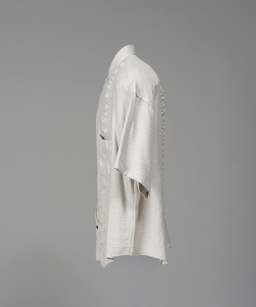 MAISON SPECIAL(メゾンスペシャル)の「《UNISEX》Gathered Ruffle Switching Prime-Over Short Sleeve Shirt/フリルギャザー切替プライムオーバーショートスリーブシャツ【MAISON SPECIAL/メゾンスペシャル】■セットアップ対応■(シャツ/ブラウス・メンズ・ブラック/アイボリー・2/1/0)」の3枚目の写真