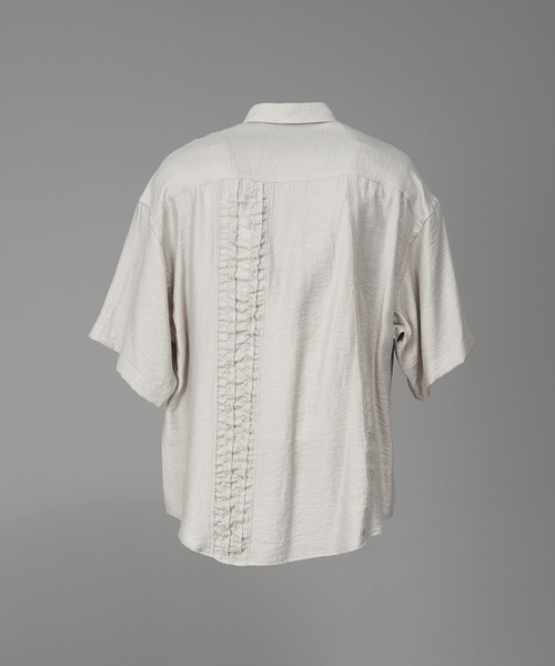 MAISON SPECIAL(メゾンスペシャル)の「《UNISEX》Gathered Ruffle Switching Prime-Over Short Sleeve Shirt/フリルギャザー切替プライムオーバーショートスリーブシャツ【MAISON SPECIAL/メゾンスペシャル】■セットアップ対応■(シャツ/ブラウス・メンズ・ブラック/アイボリー・2/1/0)」の4枚目の写真