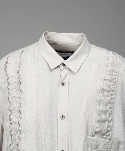 MAISON SPECIAL(メゾンスペシャル)の「《UNISEX》Gathered Ruffle Switching Prime-Over Short Sleeve Shirt/フリルギャザー切替プライムオーバーショートスリーブシャツ【MAISON SPECIAL/メゾンスペシャル】■セットアップ対応■(シャツ/ブラウス・メンズ・ブラック/アイボリー・2/1/0)」の5枚目の写真
