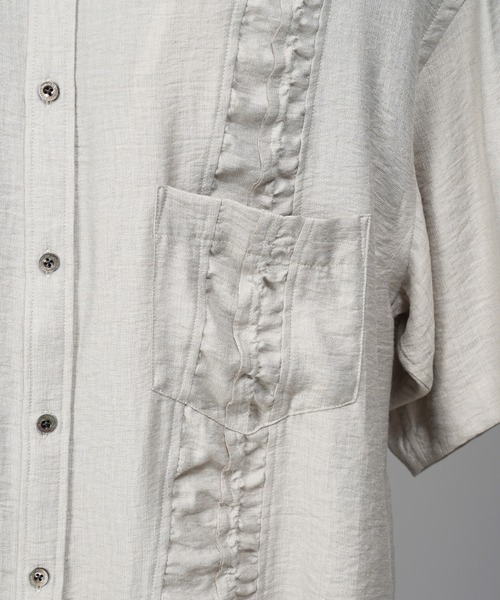 MAISON SPECIAL(メゾンスペシャル)の「《UNISEX》Gathered Ruffle Switching Prime-Over Short Sleeve Shirt/フリルギャザー切替プライムオーバーショートスリーブシャツ【MAISON SPECIAL/メゾンスペシャル】■セットアップ対応■(シャツ/ブラウス・メンズ・ブラック/アイボリー・2/1/0)」の6枚目の写真