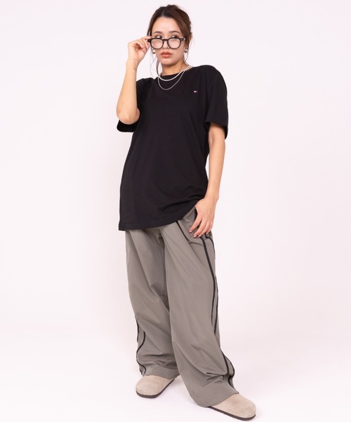 TOMMY HILFIGER(トミーヒルフィガー)の「【TOMMY HILFIGER/トミーヒルフィガー】Core Flag Tee オーバーサイズ フラッグ刺繍 半袖Tシャツ ユニセックス(Tシャツ/カットソー・レディース・ホワイト/ネイビー/ブラック/グレー・M/L/S)」の6枚目の写真