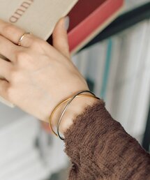 ear PAPILLONNER（イアパピヨネ）の「《金属アレルギー対応/ステンレス》バイカラークロスバングル（バングル/リストバンド）」