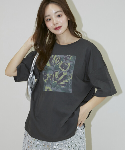 PUBLUX（パブリュクス）の「PUBLUX/パブリュクス 花 ニュアンス アート ボックスプリント ビッグシルエット Tシャツ　限定展開（Tシャツ/カットソー・レディース・ベージュ/チャコールグレー/オフホワイト・ﾌﾘ-）」の2枚目の写真