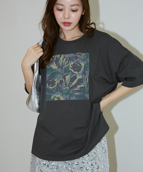 PUBLUX（パブリュクス）の「PUBLUX/パブリュクス 花 ニュアンス アート ボックスプリント ビッグシルエット Tシャツ　限定展開（Tシャツ/カットソー・レディース・ベージュ/チャコールグレー/オフホワイト・ﾌﾘ-）」の5枚目の写真