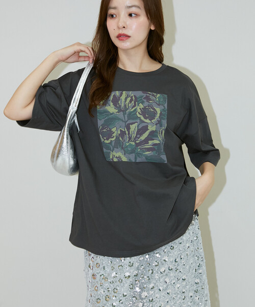PUBLUX（パブリュクス）の「PUBLUX/パブリュクス 花 ニュアンス アート ボックスプリント ビッグシルエット Tシャツ　限定展開（Tシャツ/カットソー・レディース・ベージュ/チャコールグレー/オフホワイト・ﾌﾘ-）」の11枚目の写真