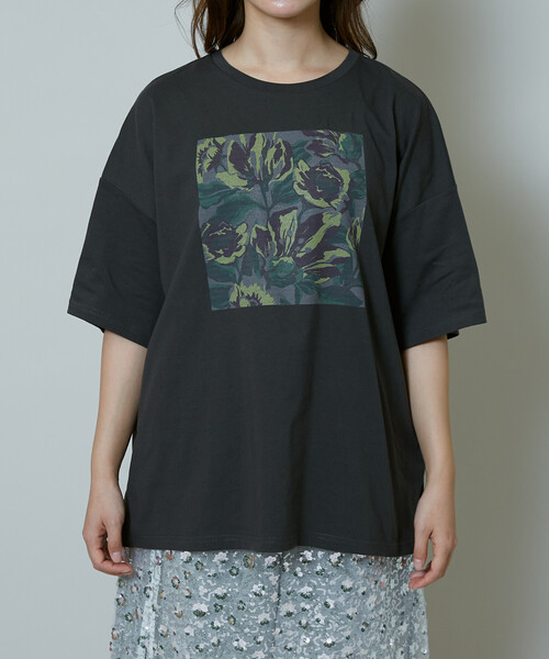 PUBLUX（パブリュクス）の「PUBLUX/パブリュクス 花 ニュアンス アート ボックスプリント ビッグシルエット Tシャツ　限定展開（Tシャツ/カットソー・レディース・ベージュ/チャコールグレー/オフホワイト・ﾌﾘ-）」の12枚目の写真