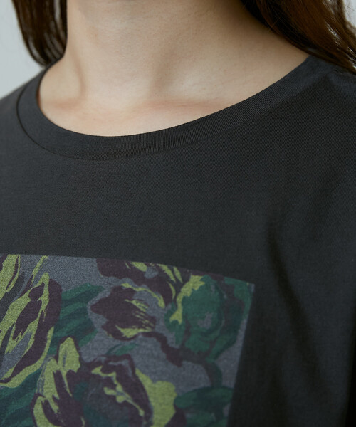 PUBLUX（パブリュクス）の「PUBLUX/パブリュクス 花 ニュアンス アート ボックスプリント ビッグシルエット Tシャツ　限定展開（Tシャツ/カットソー・レディース・ベージュ/チャコールグレー/オフホワイト・ﾌﾘ-）」の15枚目の写真
