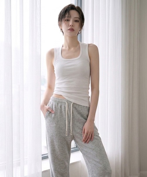 by LEGNA(バイレグナ)の「幅広ストラップタンクトップ(タンクトップ・レディース・ホワイト/ブラック/グレー・X-LARGE/LARGE/SMALL/MEDIUM/XX-LARGE)」の2枚目の写真