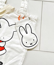 Miffy（ ミッフィー）の「"11"≪Dick Bruna≫miffy カラビナ付き ダイカット POY（ポーチ）」