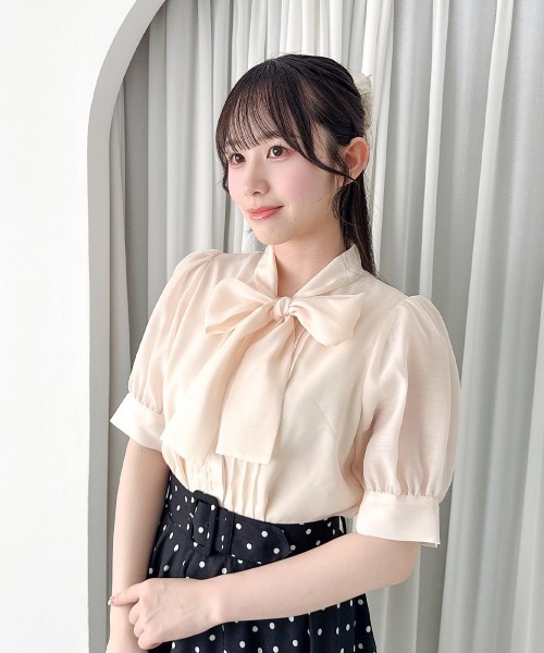 an another angelus(アンアナザーアンジェラス)の「フロントピンタックシアーボウタイ5分袖ブラウス/fint フィント(シャツ/ブラウス・レディース・ピンクベージュ/オフホワイト・FREE)」の2枚目の写真