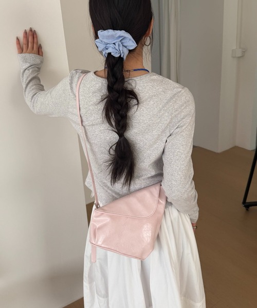 LA VORAGINE(ラ ヴォラジネ)の「オイルワックスレザー 三角ショルダーバッグ 2 色展開 ユニセックス ミニマル(ショルダーバッグ・レディース・ブラック/ピンク・FREE)」の2枚目の写真