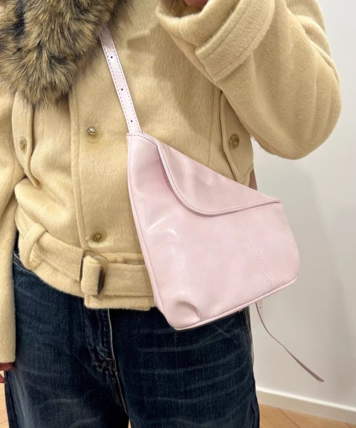 LA VORAGINE(ラ ヴォラジネ)の「オイルワックスレザー 三角ショルダーバッグ 2 色展開 ユニセックス ミニマル(ショルダーバッグ・レディース・ブラック/ピンク・FREE)」の5枚目の写真