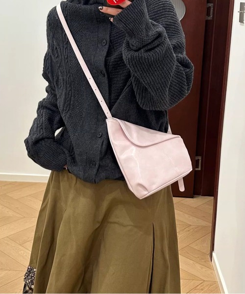 LA VORAGINE(ラ ヴォラジネ)の「オイルワックスレザー 三角ショルダーバッグ 2 色展開 ユニセックス ミニマル(ショルダーバッグ・レディース・ブラック/ピンク・FREE)」の6枚目の写真