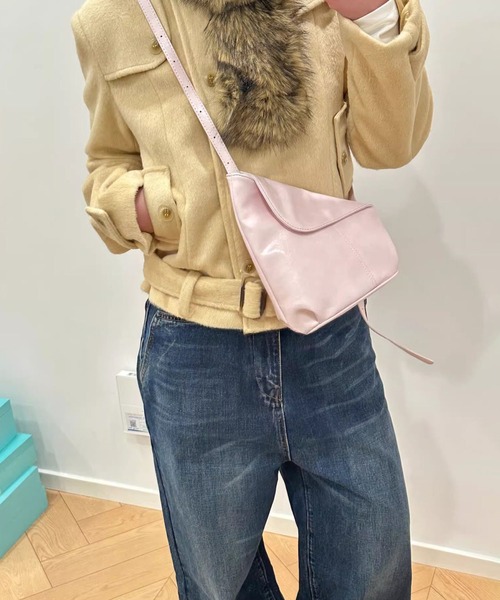 LA VORAGINE(ラ ヴォラジネ)の「オイルワックスレザー 三角ショルダーバッグ 2 色展開 ユニセックス ミニマル(ショルダーバッグ・レディース・ブラック/ピンク・FREE)」の7枚目の写真
