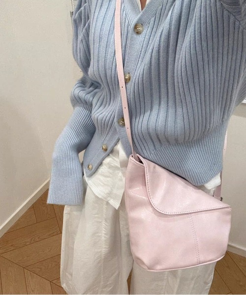 LA VORAGINE(ラ ヴォラジネ)の「オイルワックスレザー 三角ショルダーバッグ 2 色展開 ユニセックス ミニマル(ショルダーバッグ・レディース・ブラック/ピンク・FREE)」の9枚目の写真