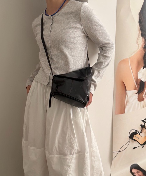 LA VORAGINE(ラ ヴォラジネ)の「オイルワックスレザー 三角ショルダーバッグ 2 色展開 ユニセックス ミニマル(ショルダーバッグ・レディース・ブラック/ピンク・FREE)」の12枚目の写真
