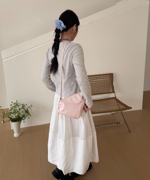 LA VORAGINE(ラ ヴォラジネ)の「オイルワックスレザー 三角ショルダーバッグ 2 色展開 ユニセックス ミニマル(ショルダーバッグ・レディース・ブラック/ピンク・FREE)」の4枚目の写真