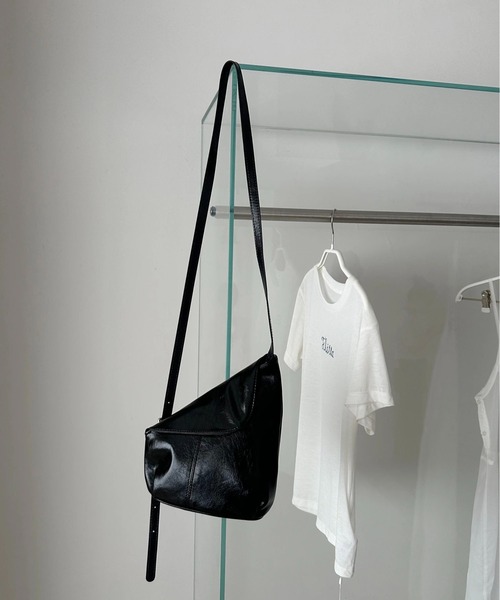 LA VORAGINE(ラ ヴォラジネ)の「オイルワックスレザー 三角ショルダーバッグ 2 色展開 ユニセックス ミニマル(ショルダーバッグ・レディース・ブラック/ピンク・FREE)」の19枚目の写真