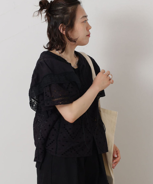 JOURNAL STANDARD LUXE(ジャーナルスタンダード ラックス)の「カットワークレースMIX フリルブラウス(シャツ/ブラウス・レディース・ブラック/ホワイト・FREE)」の6枚目の写真
