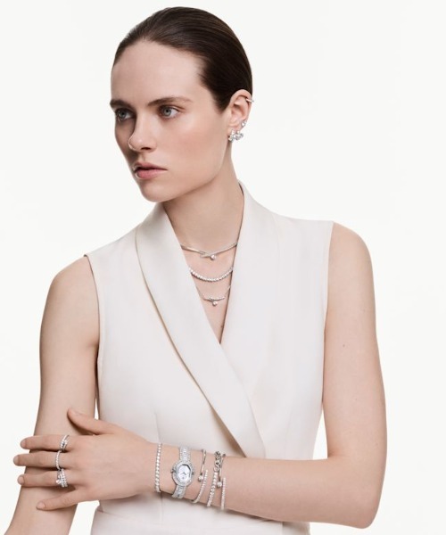 SWAROVSKI(スワロフスキー)の「【公式】【スワロフスキー】Matrix フープピアス, ラウンドカット, ホワイト, ロジウム・プレーティング(ピアス(両耳用)・レディース・シルバー系・ONE SIZE)」の6枚目の写真