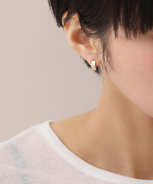 Lilas(リラ)の「スモールベントピアス K10(両耳)(ピアス(両耳用)・レディース・ゴールド・FREE)」の2枚目の写真