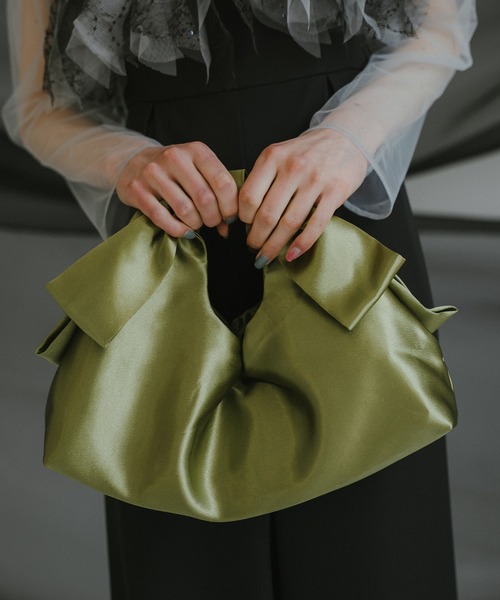 et.UNiVER(エトユニベール)の「Ribbon drawstring pouch(ハンドバッグ・レディース・ブラック/モカ/グリーン・FREE)」の1枚目の写真