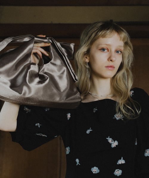 et.UNiVER(エトユニベール)の「Ribbon drawstring pouch(ハンドバッグ・レディース・ブラック/モカ/グリーン・FREE)」の3枚目の写真