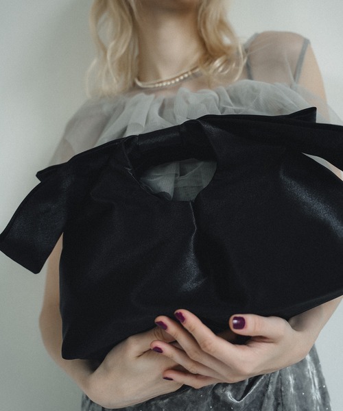 et.UNiVER(エトユニベール)の「Ribbon drawstring pouch(ハンドバッグ・レディース・ブラック/モカ/グリーン・FREE)」の5枚目の写真