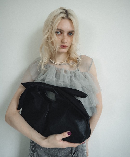 et.UNiVER(エトユニベール)の「Ribbon drawstring pouch(ハンドバッグ・レディース・ブラック/モカ/グリーン・FREE)」の6枚目の写真