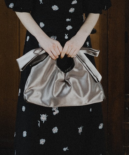 et.UNiVER(エトユニベール)の「Ribbon drawstring pouch(ハンドバッグ・レディース・ブラック/モカ/グリーン・FREE)」の11枚目の写真
