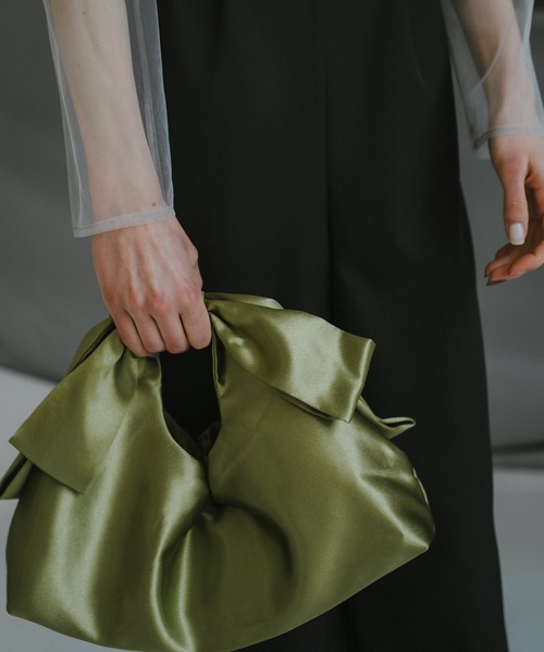 et.UNiVER(エトユニベール)の「Ribbon drawstring pouch(ハンドバッグ・レディース・ブラック/モカ/グリーン・FREE)」の16枚目の写真