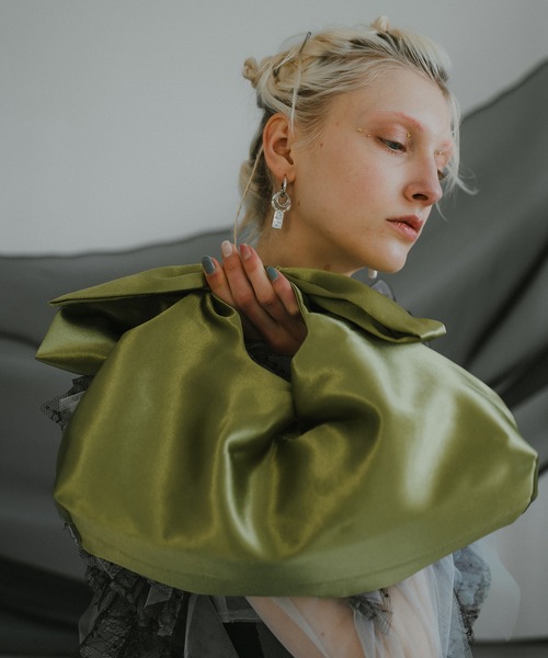 et.UNiVER(エトユニベール)の「Ribbon drawstring pouch(ハンドバッグ・レディース・ブラック/モカ/グリーン・FREE)」の15枚目の写真