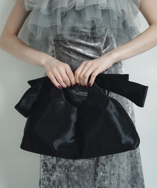 et.UNiVER(エトユニベール)の「Ribbon drawstring pouch(ハンドバッグ・レディース・ブラック/モカ/グリーン・FREE)」の4枚目の写真