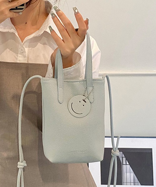 Mignonjour(ミニョンジュール)の「Mignonjour/スマイルチャーム ミニショルダーバッグ M2948(ショルダーバッグ・レディース・ホワイト/イエロー/ブルー・FREE)」の2枚目の写真