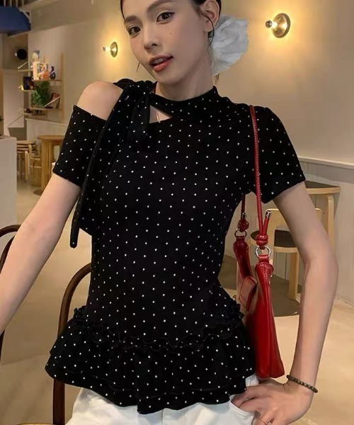 gossip!ロサンゼルス(ゴシップロサンゼルス)の「【夏新作】ドット柄ネックリボンフリルオフショルダーショート丈半袖トップス(Tシャツ/カットソー・レディース・ブラック・S/M/L)」の6枚目の写真