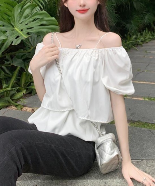 tolene(トレネ)の「【レイヤード風デザインで上品に肌見せ】華奢見えオフショルギャザーブラウス(シャツ/ブラウス・レディース・ホワイト/ブラック・FREE)」の13枚目の写真