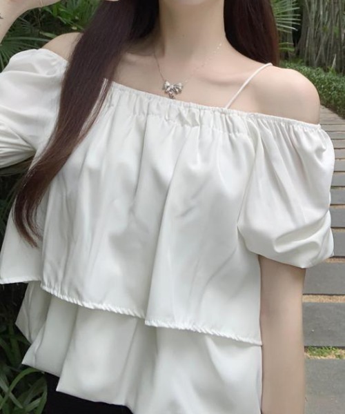 tolene(トレネ)の「【レイヤード風デザインで上品に肌見せ】華奢見えオフショルギャザーブラウス(シャツ/ブラウス・レディース・ホワイト/ブラック・FREE)」の3枚目の写真